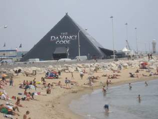 Illustration for article titled How To Promote A Movie: Beach Edition